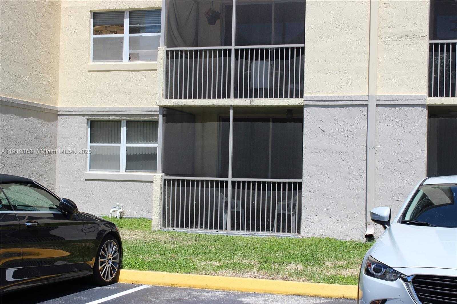 Small Image of 8235 LAKE DR #102, Doral Number 3
