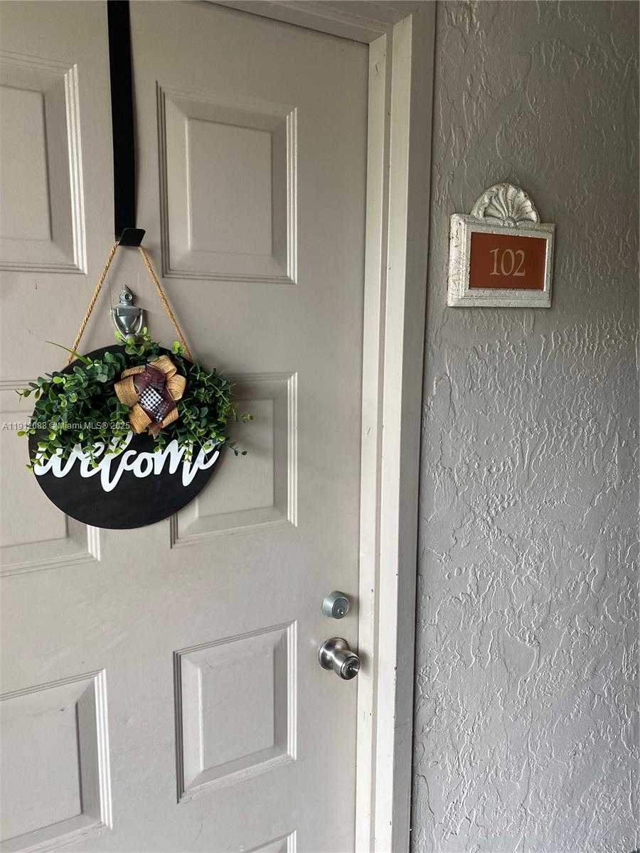 Small Image of 8235 LAKE DR #102, Doral Number 5