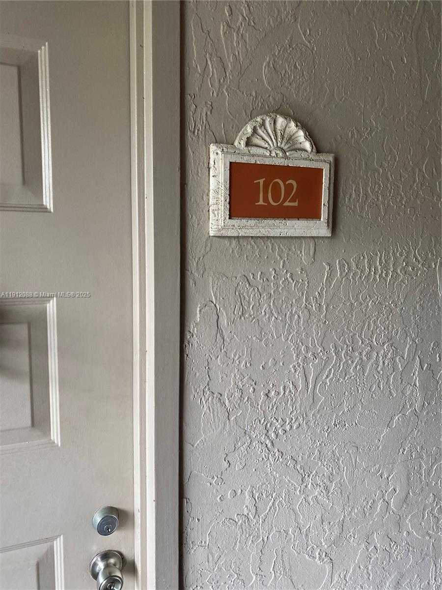 Small Image of 8235 LAKE DR #102, Doral Number 6