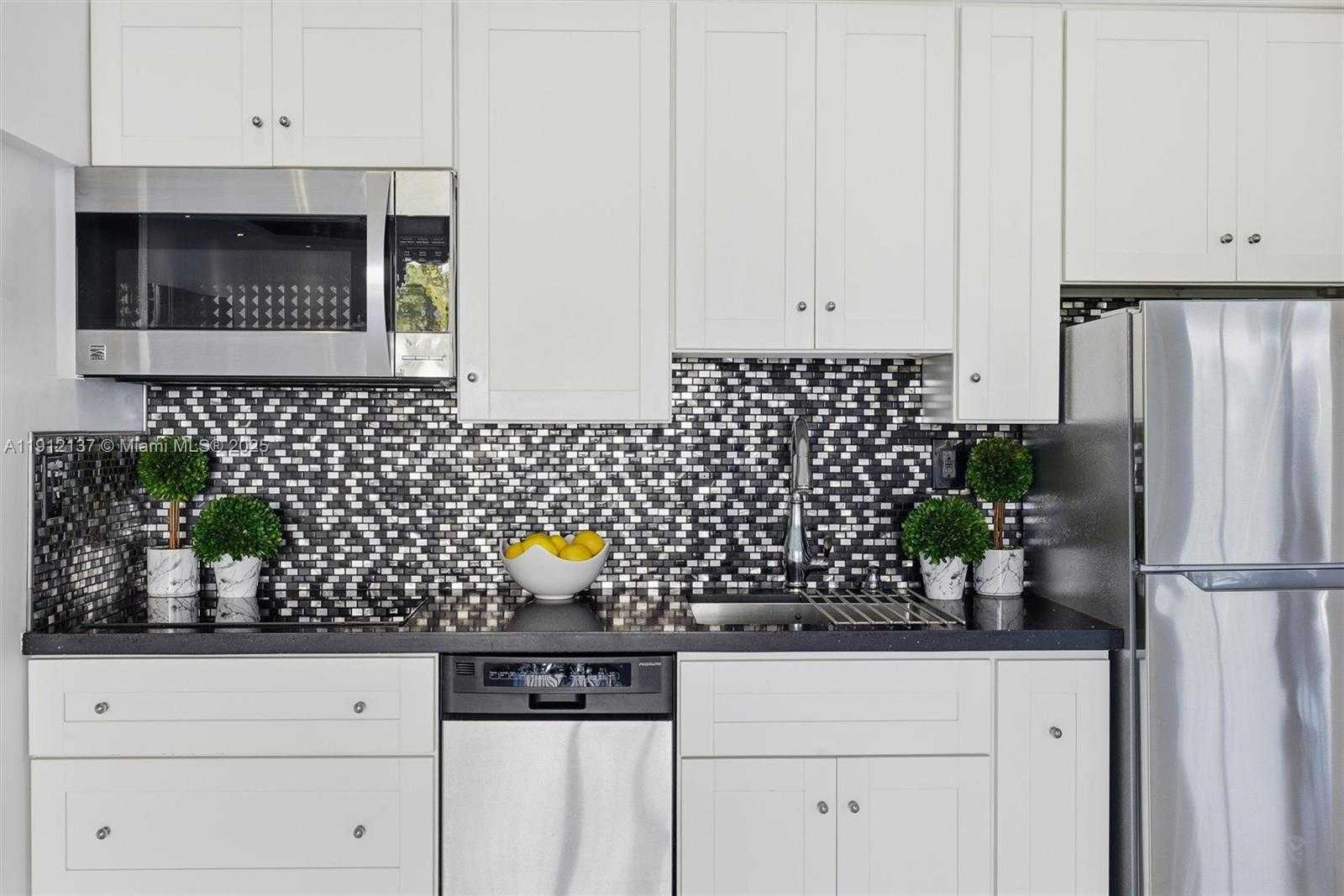 Small Image of 401 OCEAN DR #319, Miami Beach Number 5