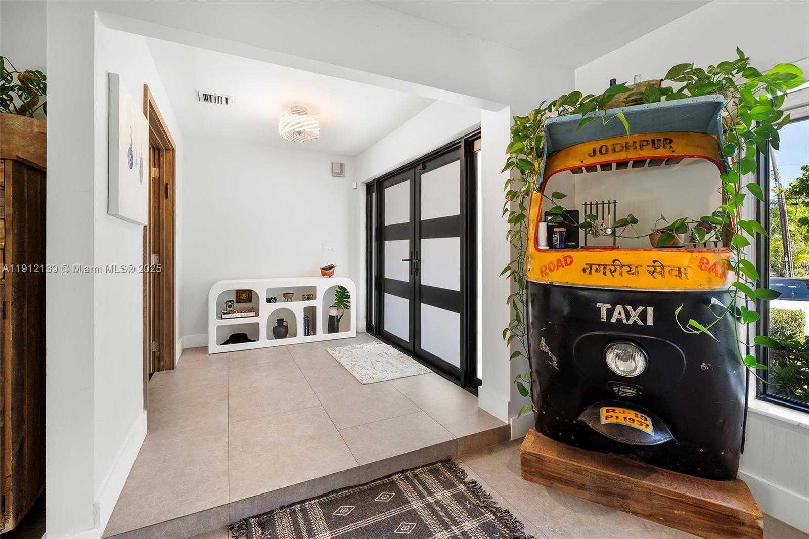 Small Image of 419 ALAMANDA DR, Hallandale Beach Number 14