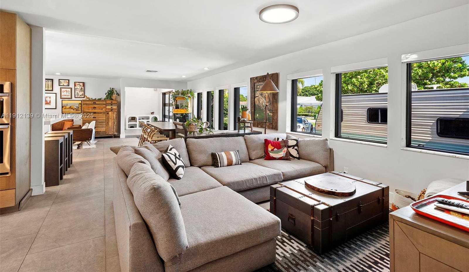 Small Image of 419 ALAMANDA DR, Hallandale Beach Number 15