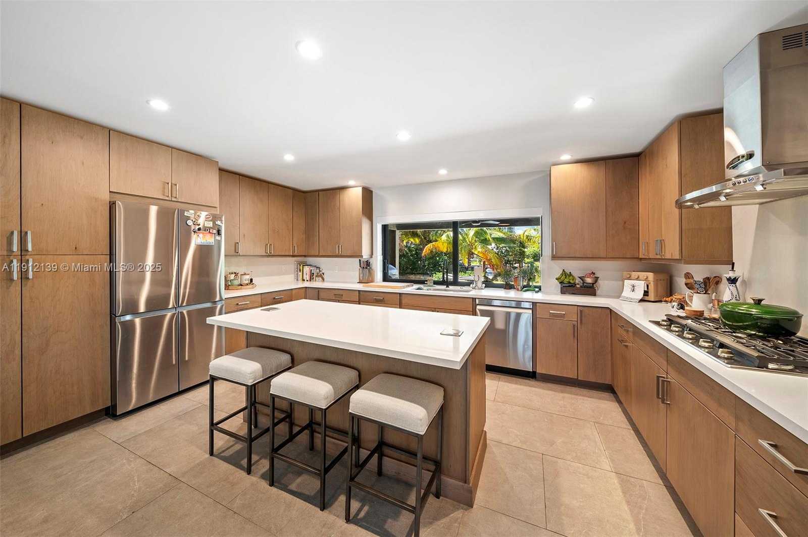 Small Image of 419 ALAMANDA DR, Hallandale Beach Number 17