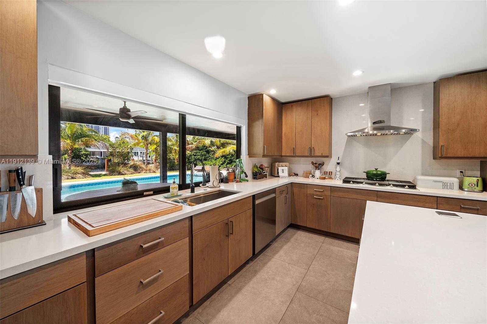 Small Image of 419 ALAMANDA DR, Hallandale Beach Number 18