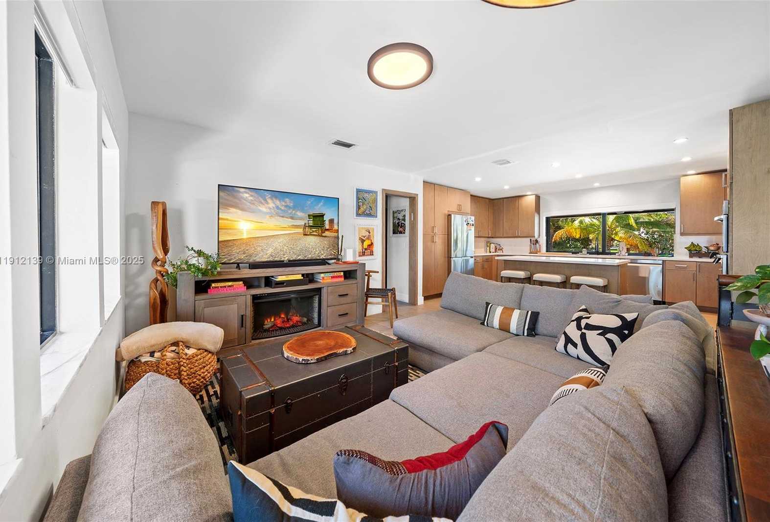 Small Image of 419 ALAMANDA DR, Hallandale Beach Number 19