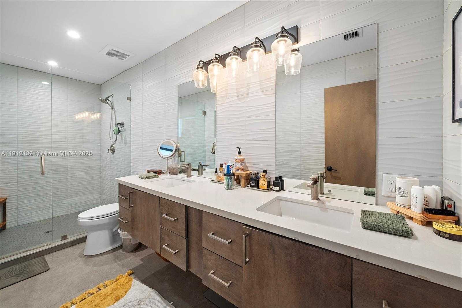 Small Image of 419 ALAMANDA DR, Hallandale Beach Number 22