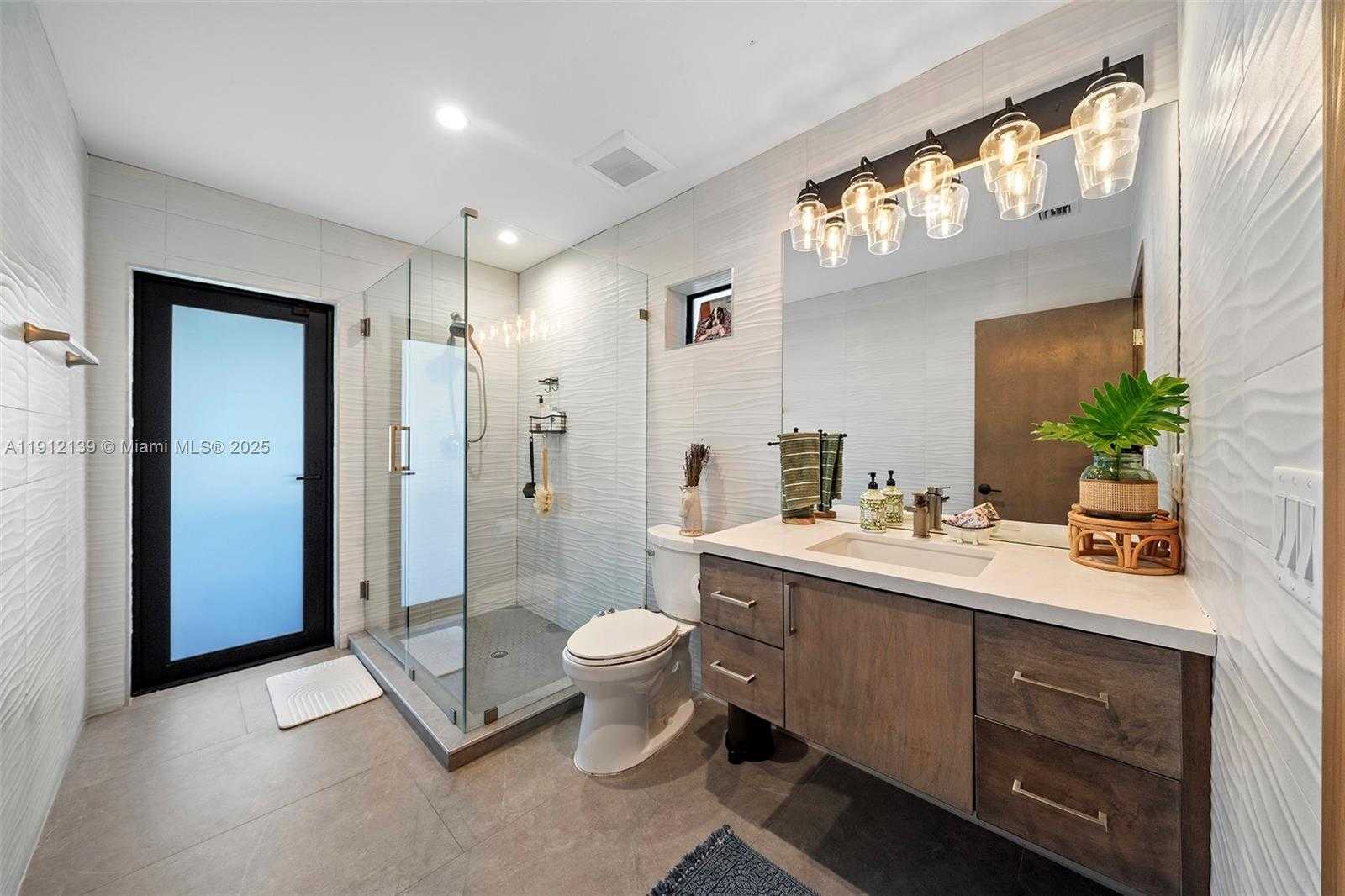 Small Image of 419 ALAMANDA DR, Hallandale Beach Number 26