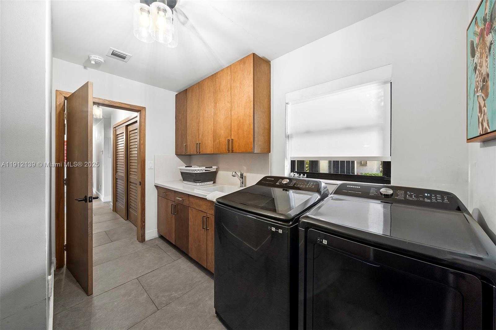 Small Image of 419 ALAMANDA DR, Hallandale Beach Number 27