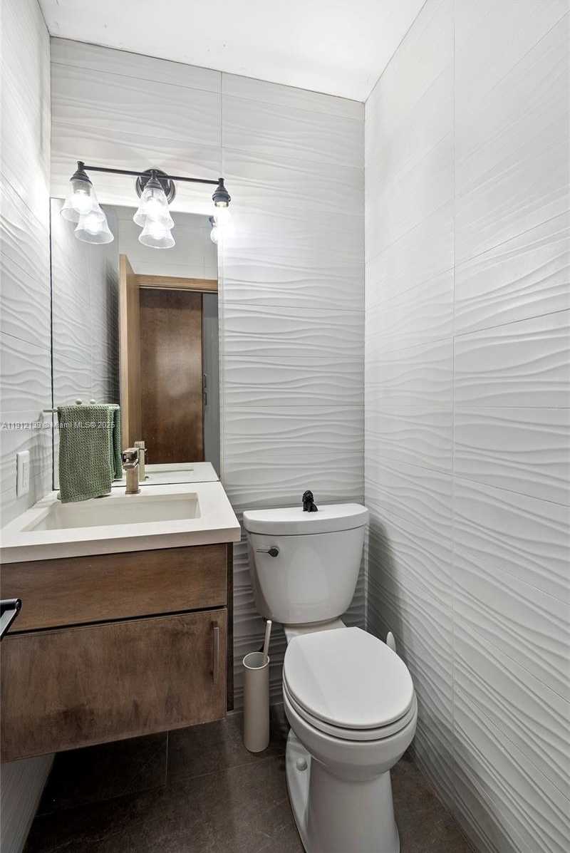 Small Image of 419 ALAMANDA DR, Hallandale Beach Number 28