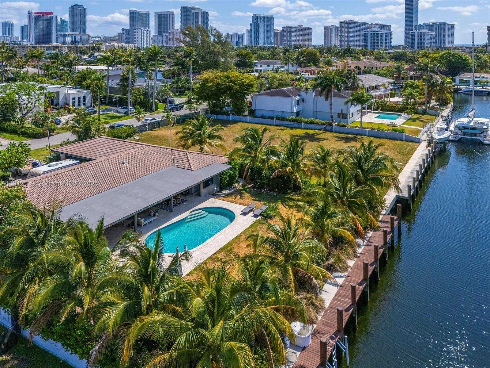 Small Image of 419 ALAMANDA DR, Hallandale Beach Number 31