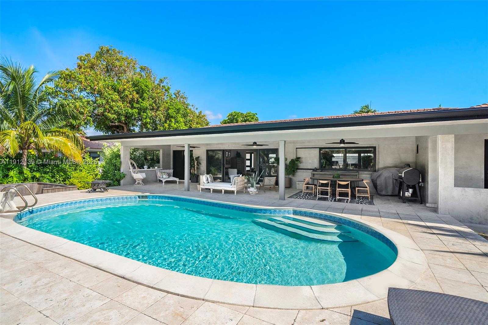 Small Image of 419 ALAMANDA DR, Hallandale Beach Number 6