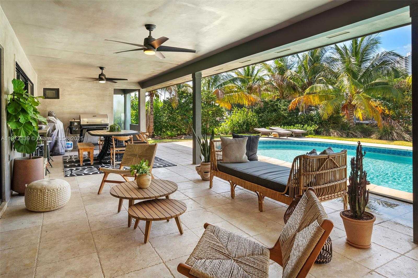 Small Image of 419 ALAMANDA DR, Hallandale Beach Number 8