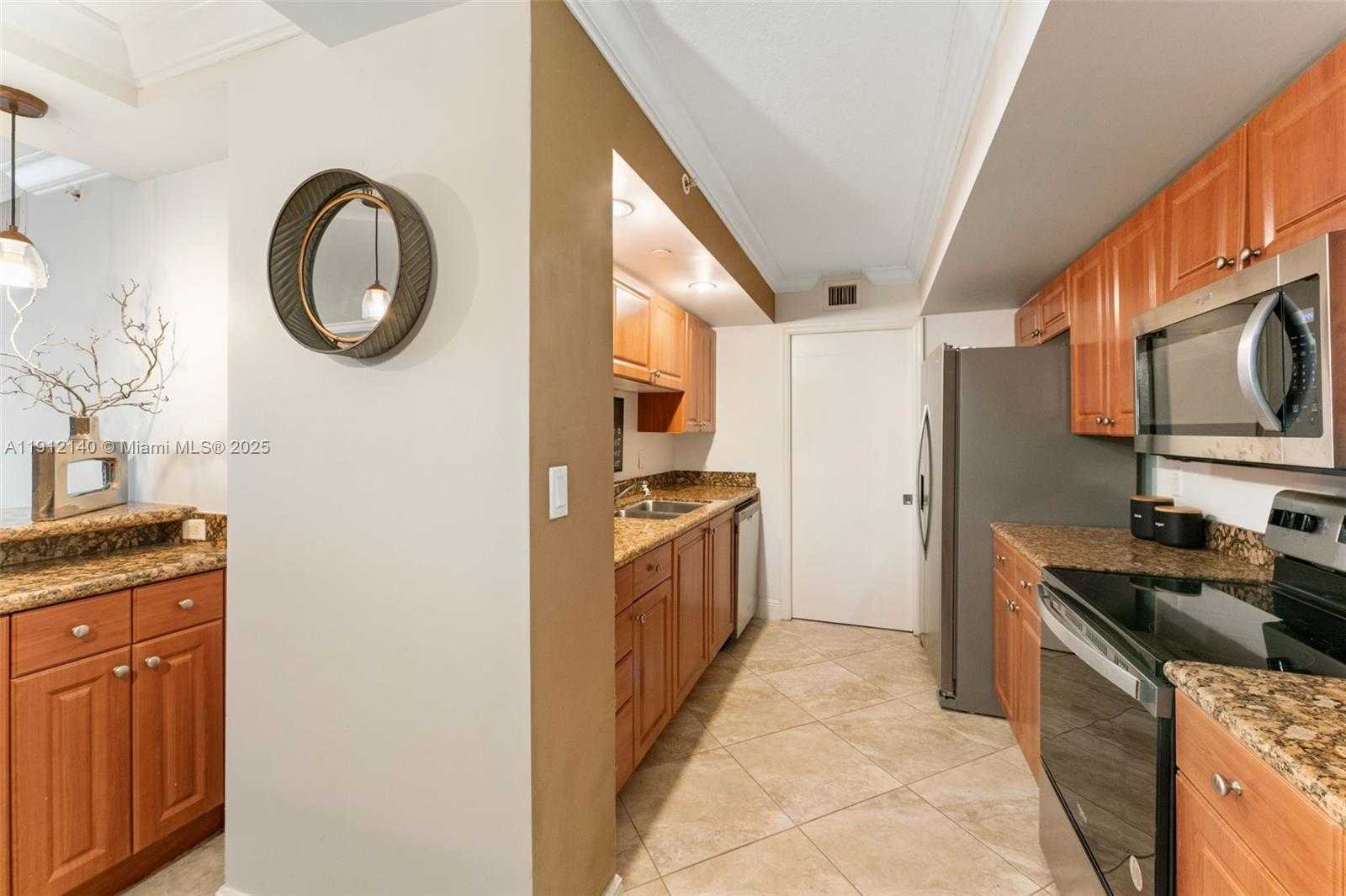 Small Image of 6917 COLLINS AVE #506, Miami Beach Number 4