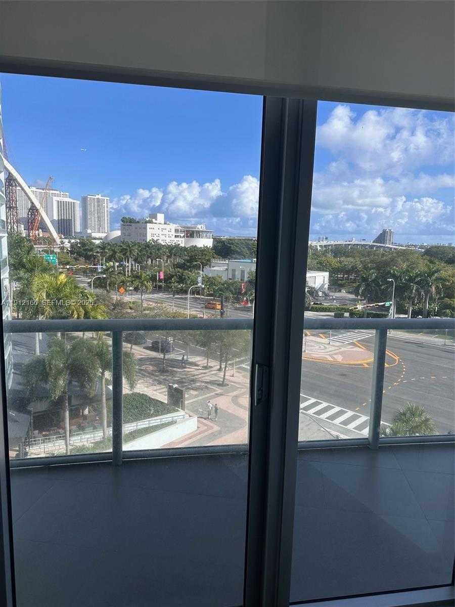 Small Image of 888 BISCAYNE BLVD #512, Miami Number 3