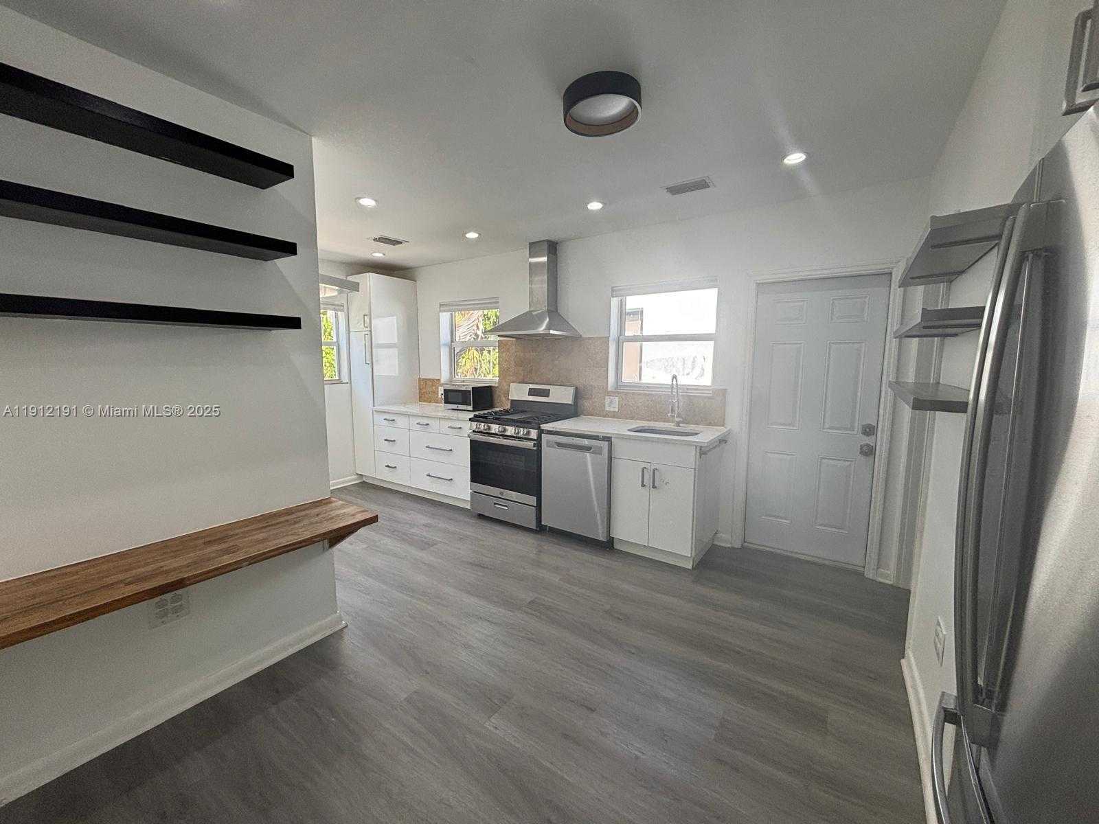 Small Image of 9324 BYRON AVE, Surfside Number 10