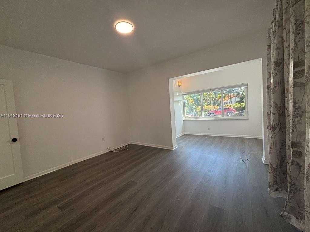 Small Image of 9324 BYRON AVE, Surfside Number 12