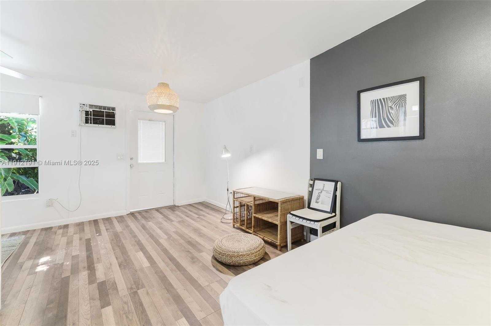 Small Image of 9324 BYRON AVE, Surfside Number 13