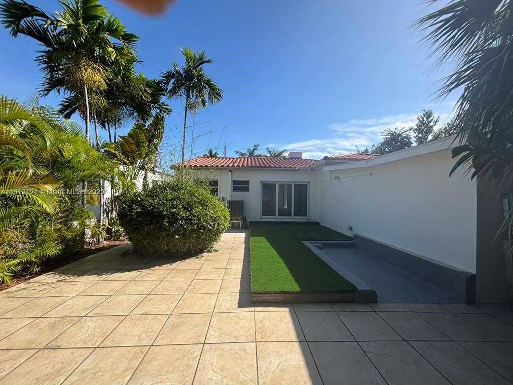 Small Image of 9324 BYRON AVE, Surfside Number 16