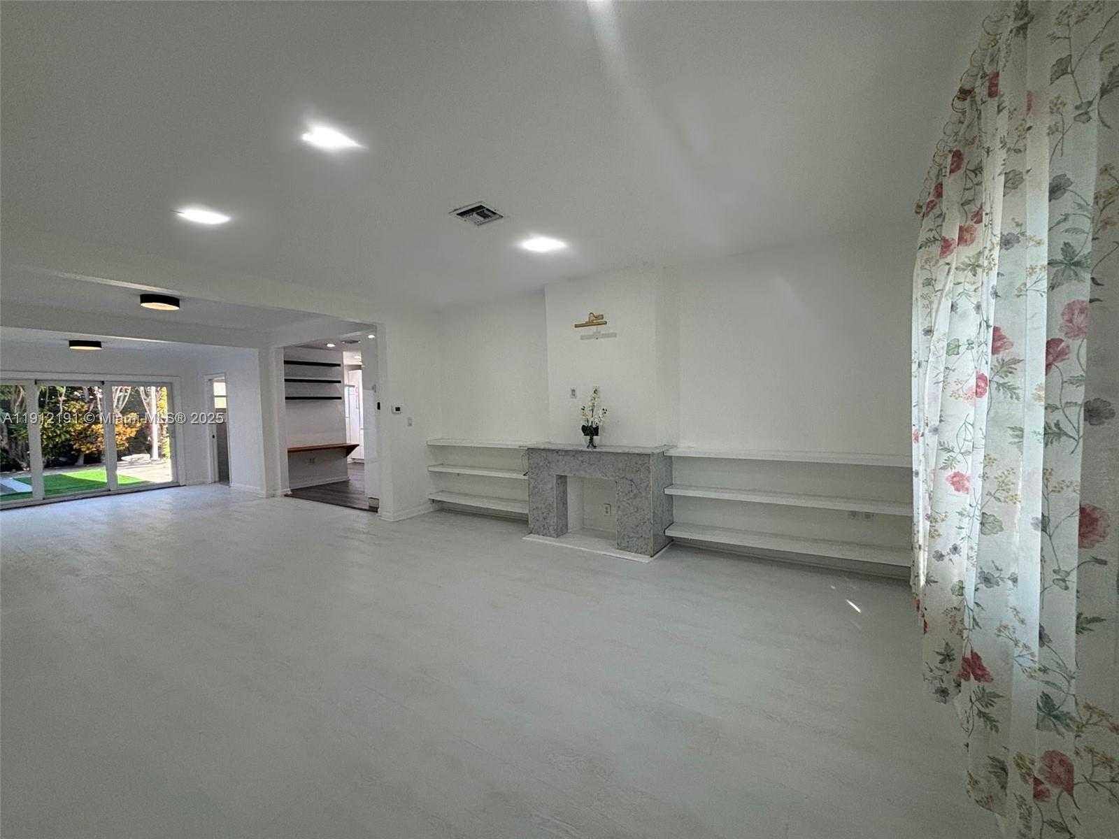 Small Image of 9324 BYRON AVE, Surfside Number 3