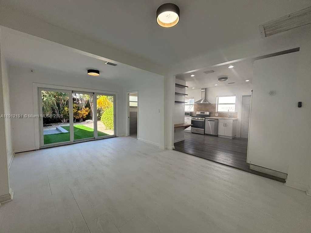 Small Image of 9324 BYRON AVE, Surfside Number 4