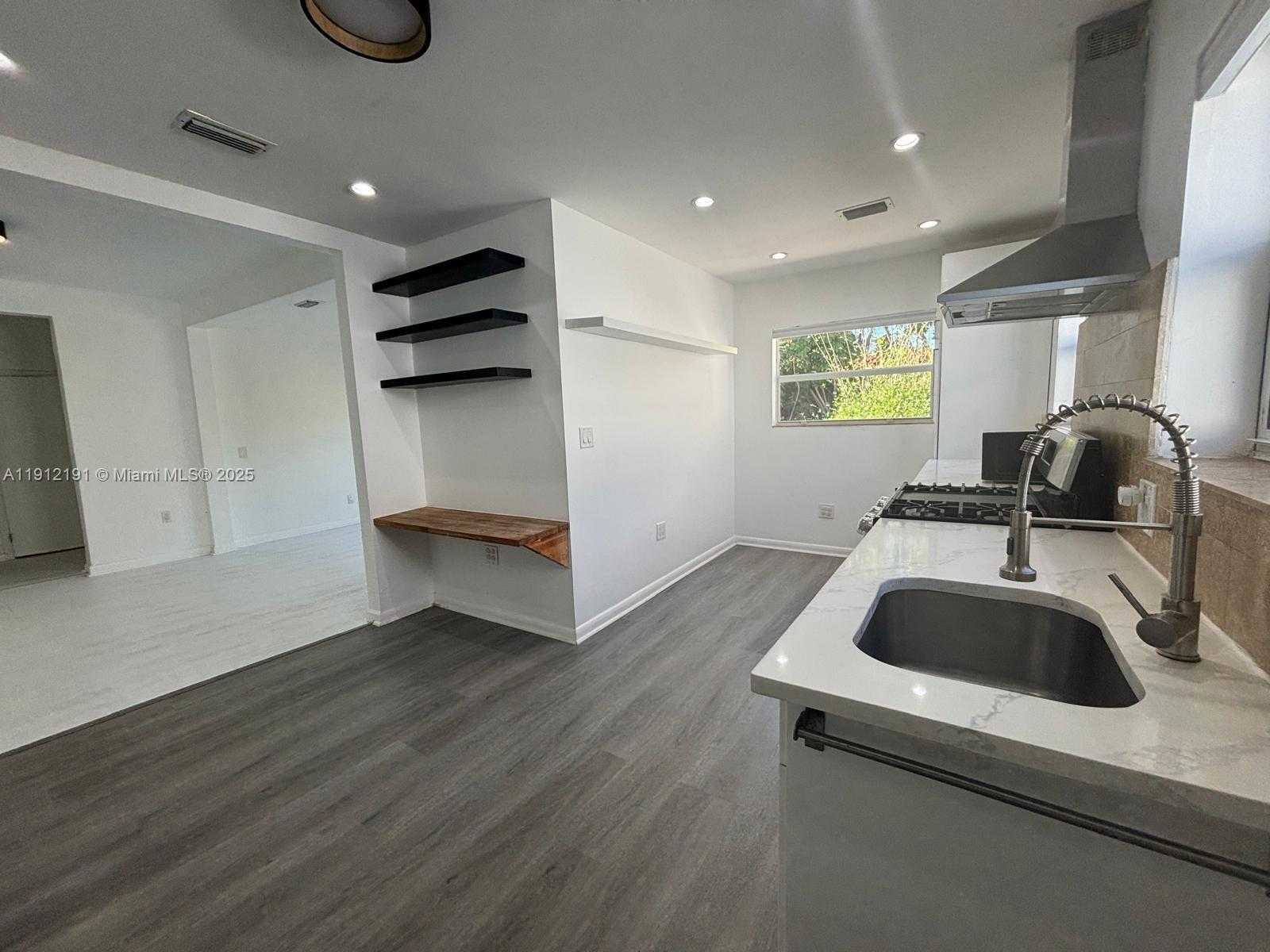 Small Image of 9324 BYRON AVE, Surfside Number 8