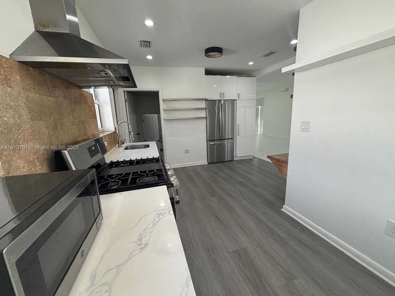 Small Image of 9324 BYRON AVE, Surfside Number 9