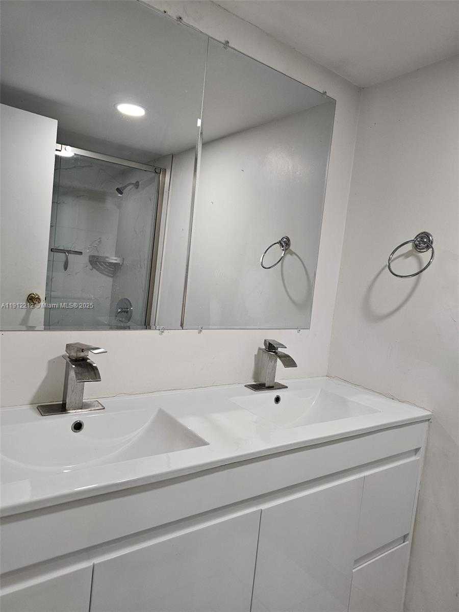 Small Image of 2000 ATLANTIC SHORES BLVD #104, Hallandale Beach Number 3