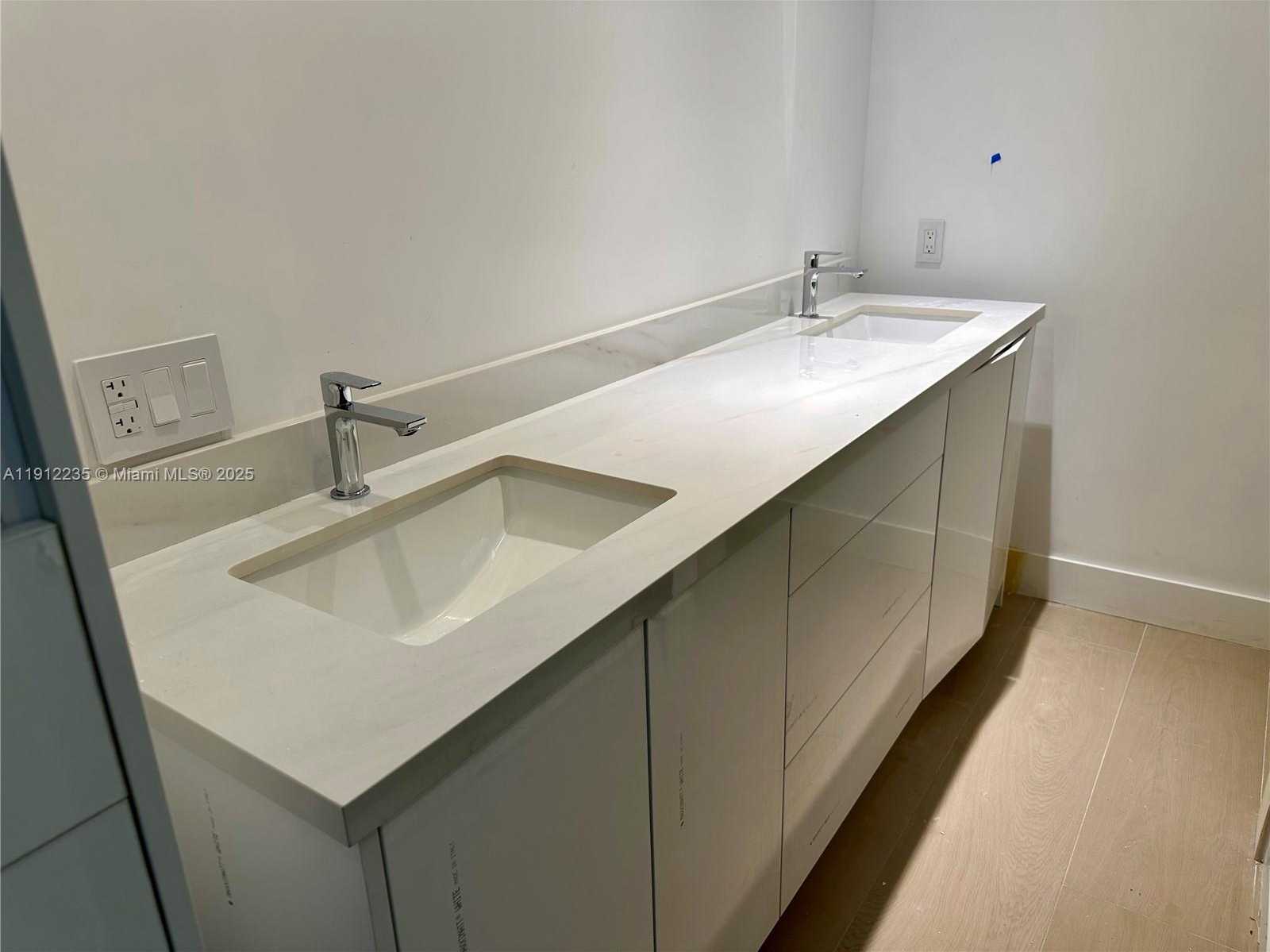 Small Image of 881 OCEAN DR #L3, Key Biscayne Number 5