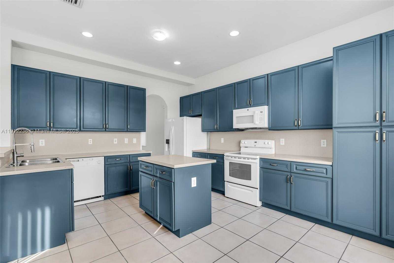 Small Image of 8920 NORTH WEST 180TH TER, Hialeah Number 12