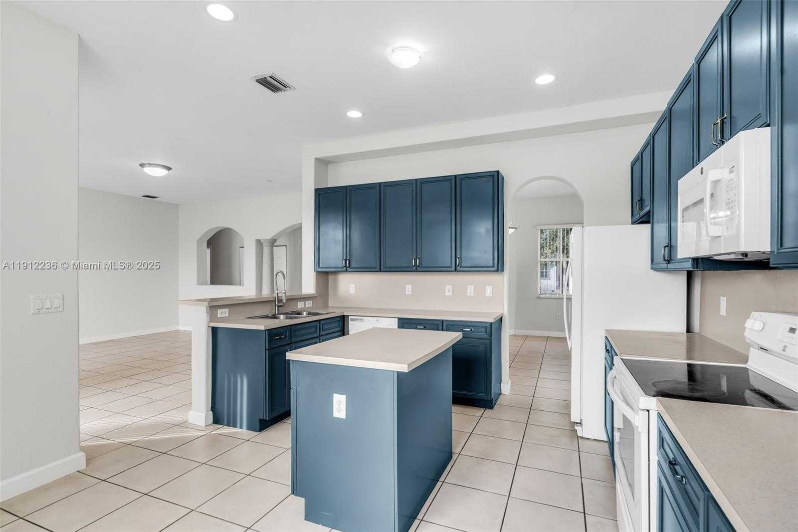 Small Image of 8920 NORTH WEST 180TH TER, Hialeah Number 13