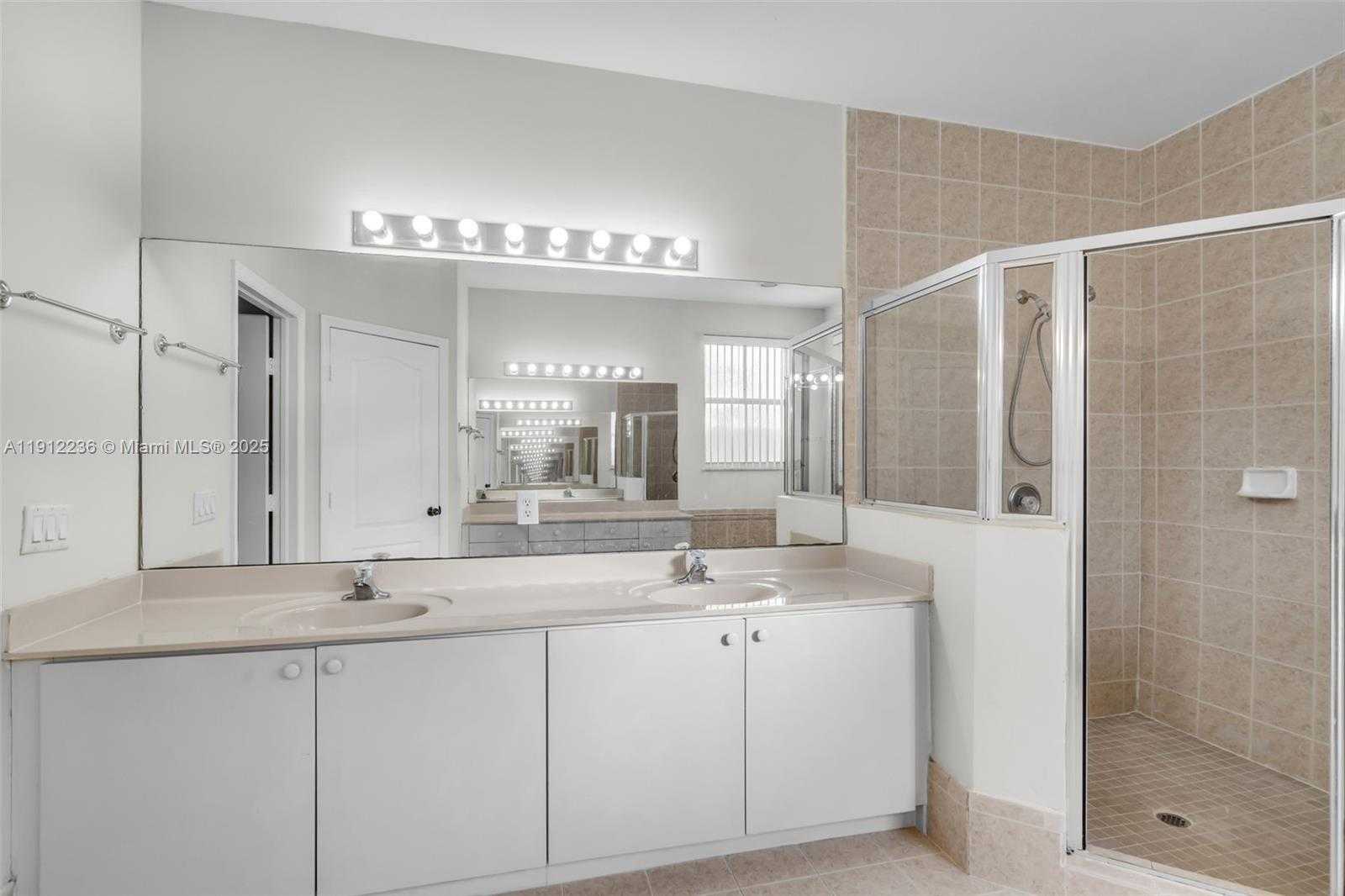 Small Image of 8920 NORTH WEST 180TH TER, Hialeah Number 26