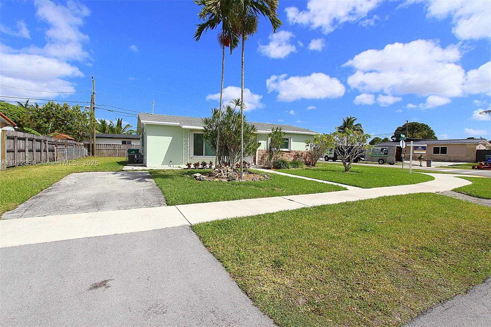 Small Image of 6203 SOUTH WEST 108TH PL, Miami Number 2