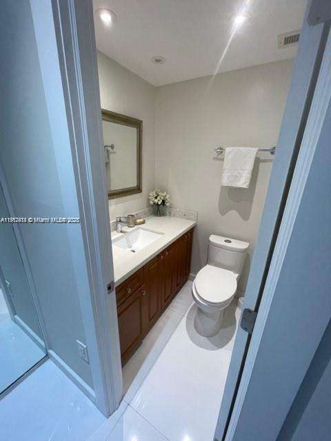 Small Image of 500 BAYVIEW DR #1825, Sunny Isles Beach Number 13