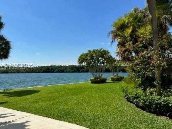 Small Image of 500 BAYVIEW DR #1825, Sunny Isles Beach Number 7