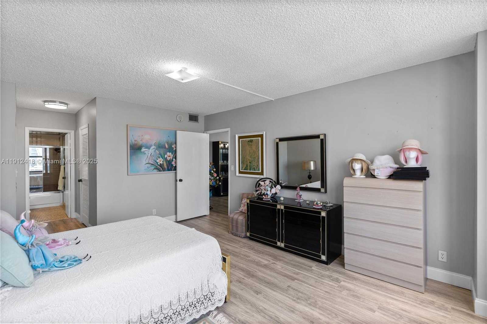 Small Image of 2500 PARKVIEW DR #1604, Hallandale Beach Number 14