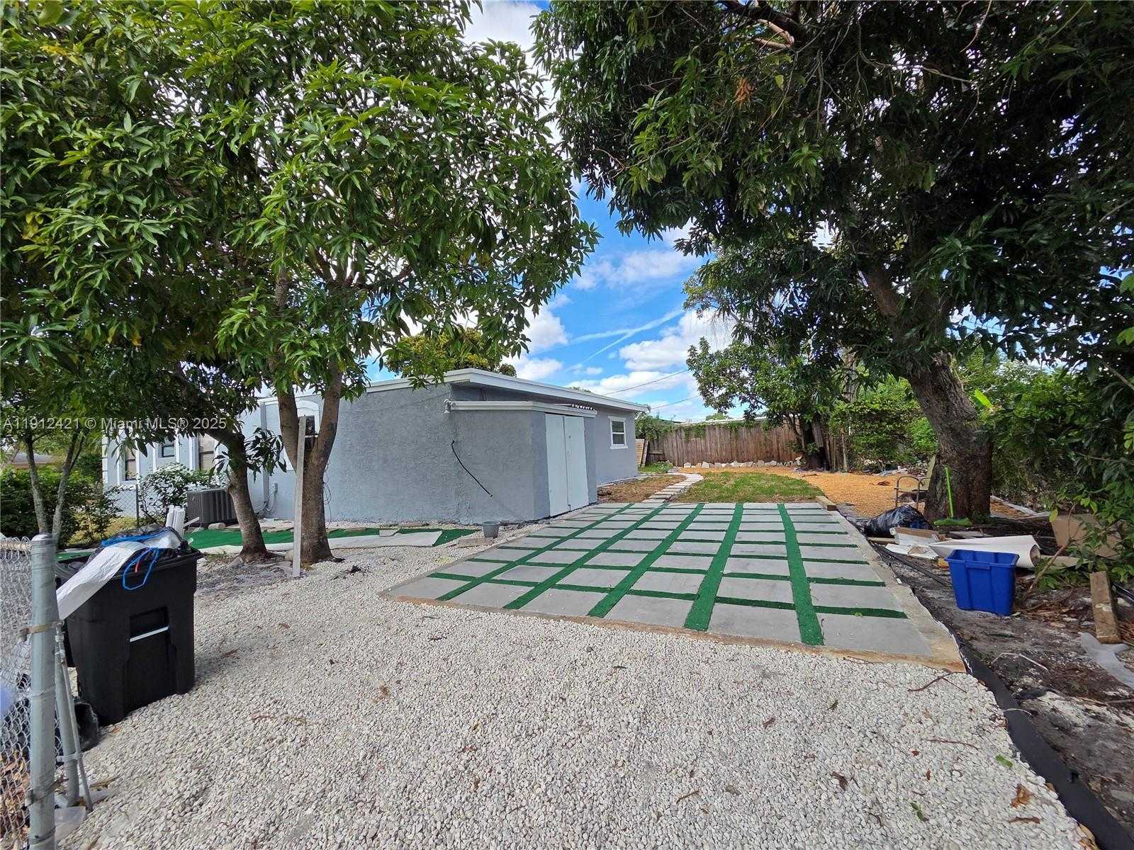 Small Image of 2124 SOUTH BEECH RD #B, West Palm Beach Number 2