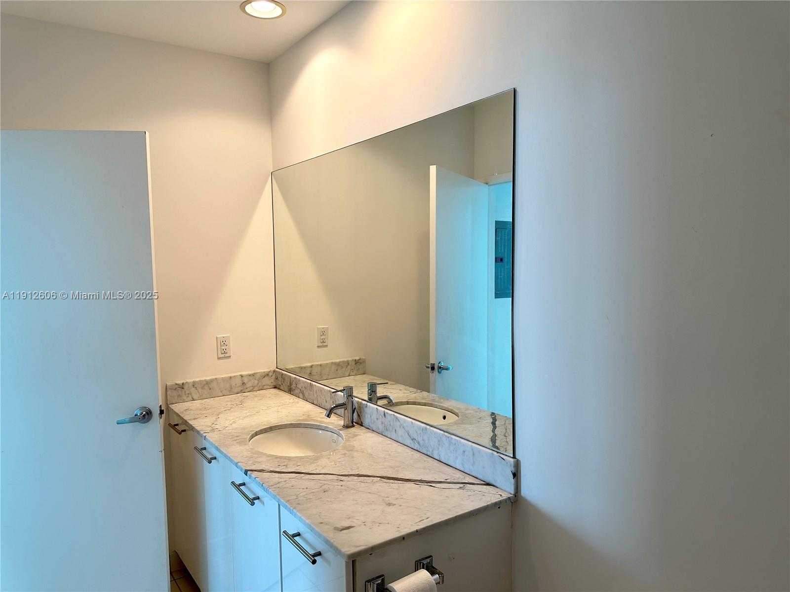 Small Image of 950 BRICKELL BAY DR #5404, Miami Number 39