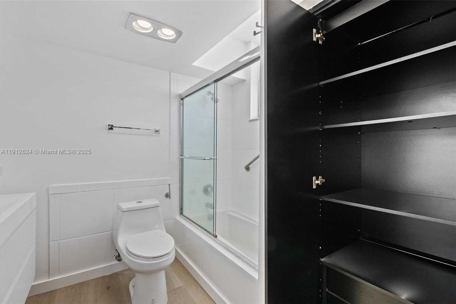 Small Image of 6900 BAY DR #10I, Miami Beach Number 17