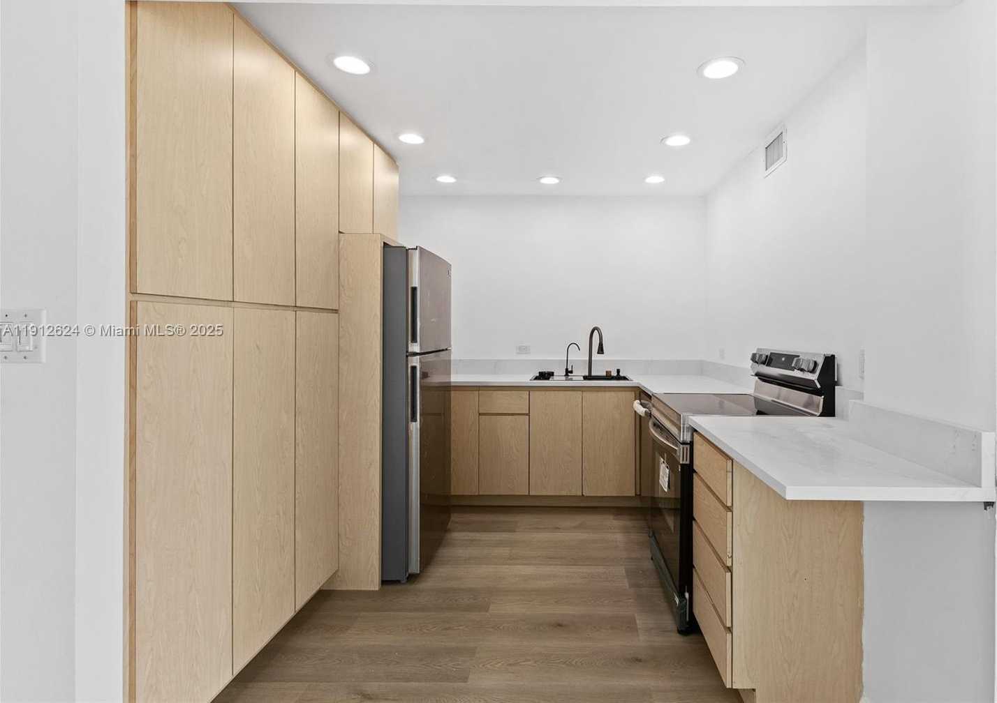 Small Image of 6900 BAY DR #10I, Miami Beach Number 7