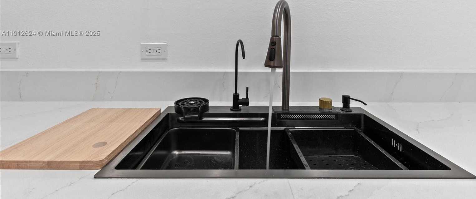 Small Image of 6900 BAY DR #10I, Miami Beach Number 8