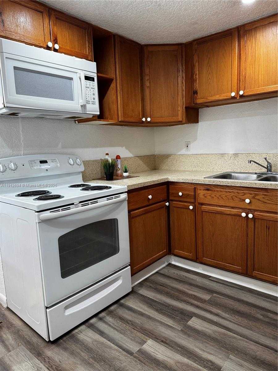 Small Image of 1330 WEST 54TH ST #205C, Hialeah Number 2