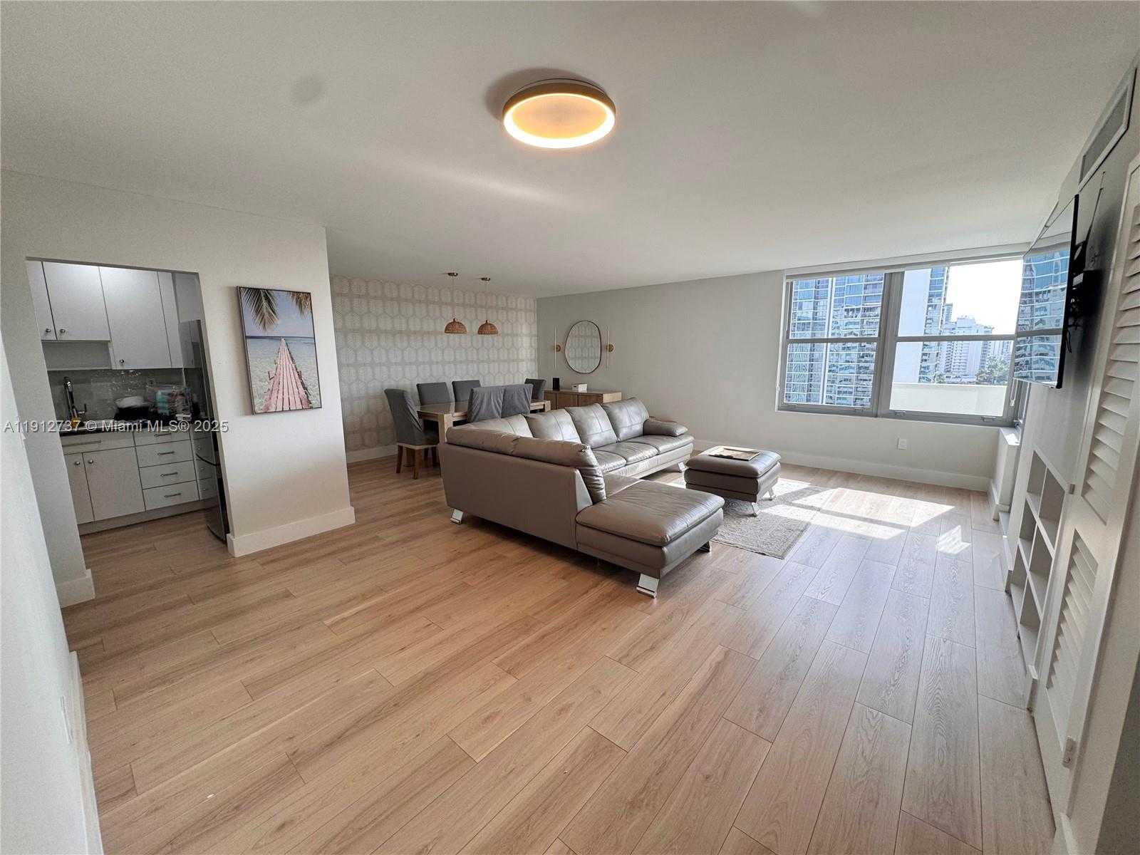 Small Image of 2899 COLLINS AVE #1212, Miami Beach Number 2