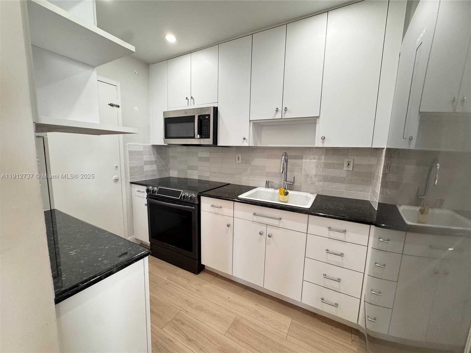 Small Image of 2899 COLLINS AVE #1212, Miami Beach Number 7