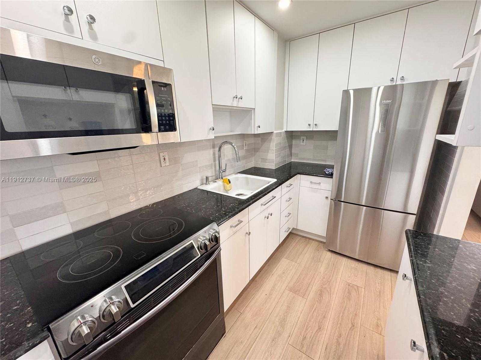 Small Image of 2899 COLLINS AVE #1212, Miami Beach Number 8