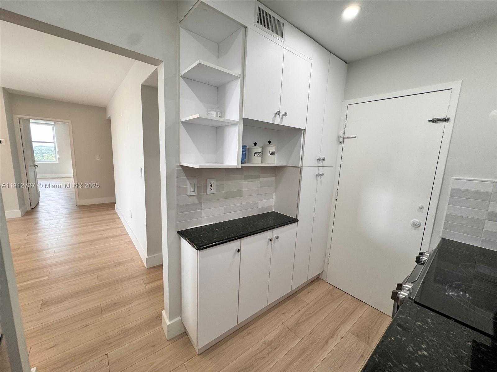 Small Image of 2899 COLLINS AVE #1212, Miami Beach Number 9