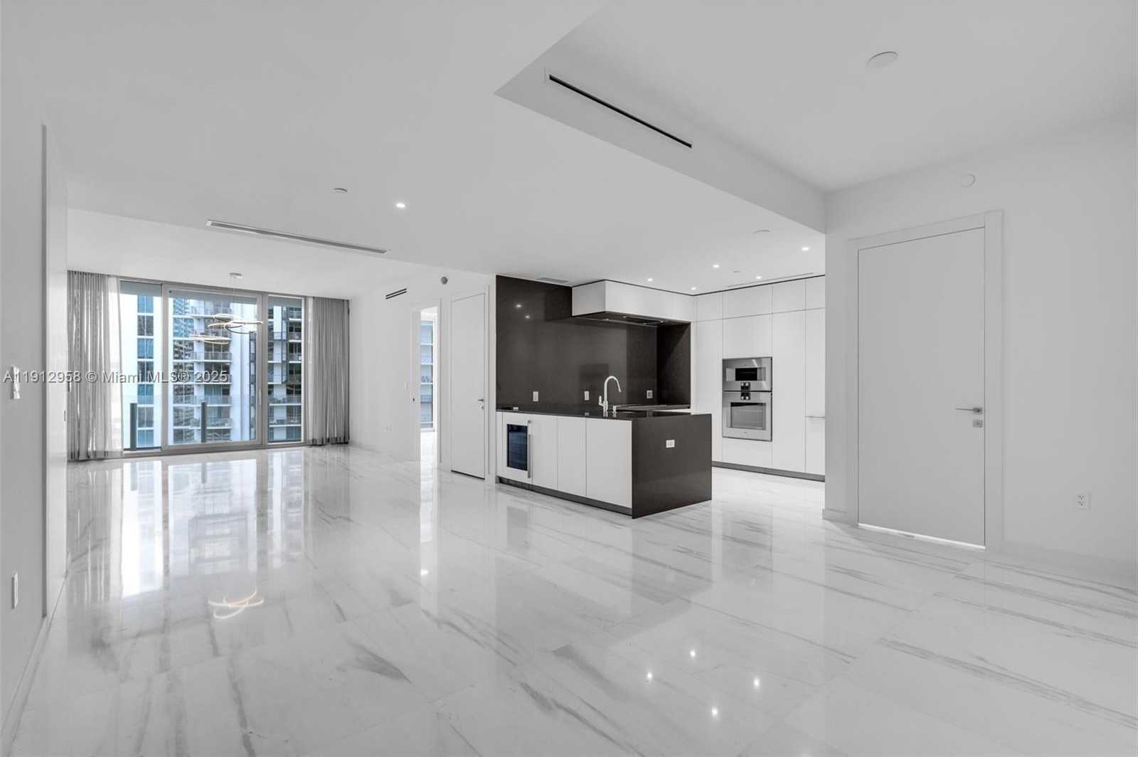 Small Image of 300 BISCAYNE BOULEVARD WAY #3009, Miami Number 1