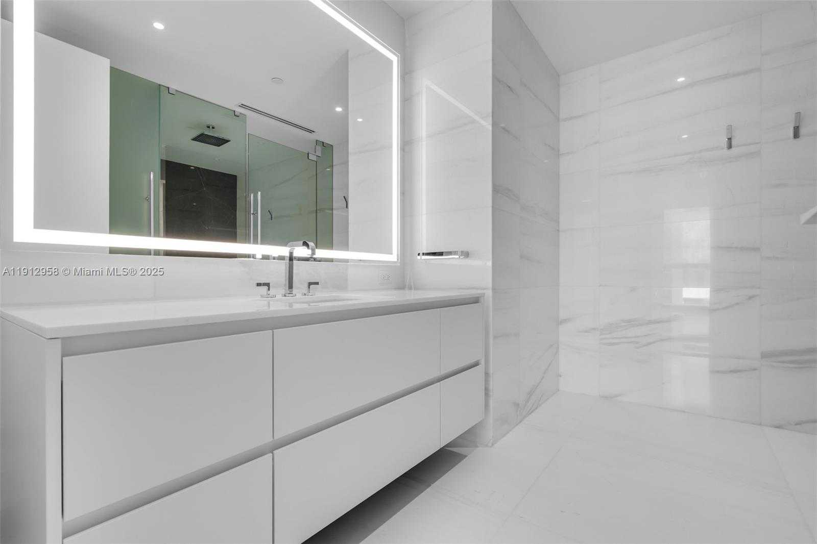 Small Image of 300 BISCAYNE BOULEVARD WAY #3009, Miami Number 15