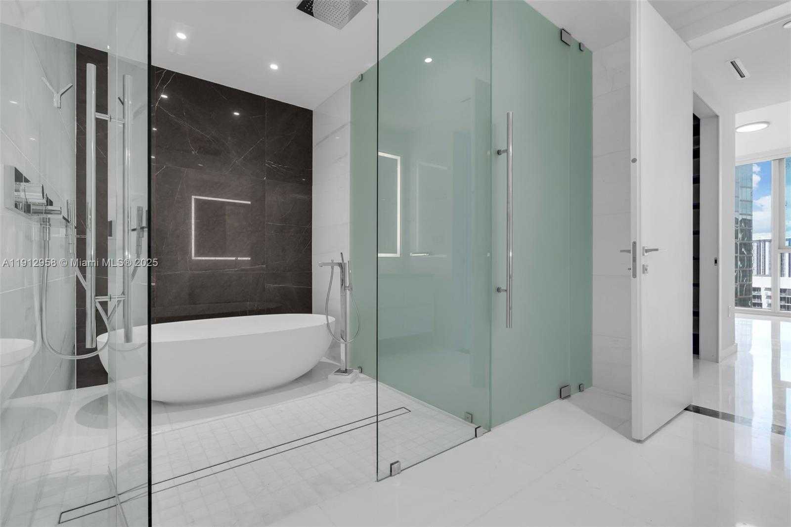 Small Image of 300 BISCAYNE BOULEVARD WAY #3009, Miami Number 16