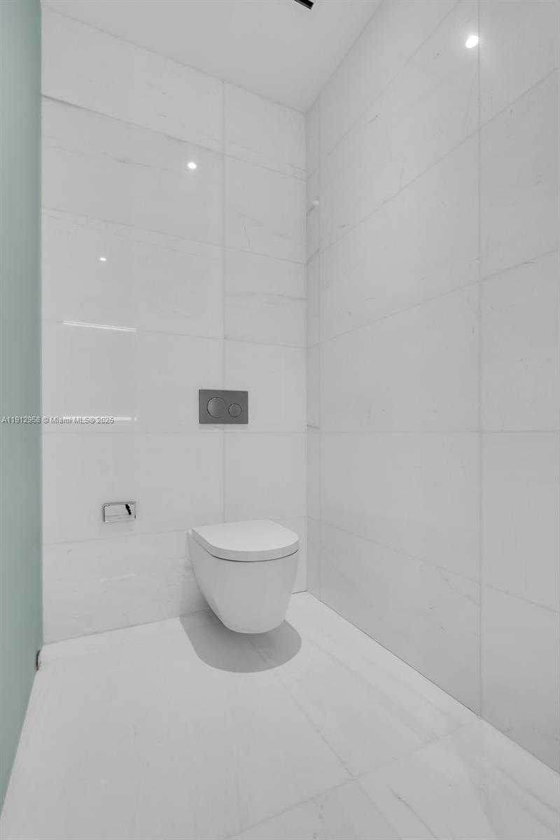 Small Image of 300 BISCAYNE BOULEVARD WAY #3009, Miami Number 17