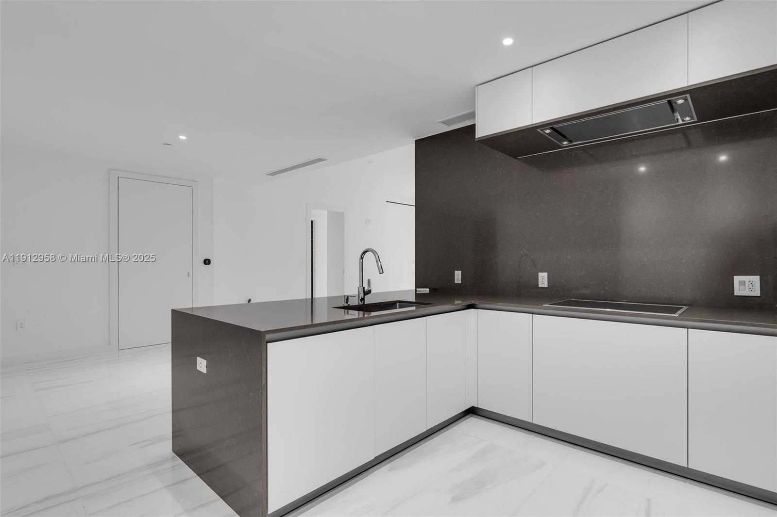 Small Image of 300 BISCAYNE BOULEVARD WAY #3009, Miami Number 4